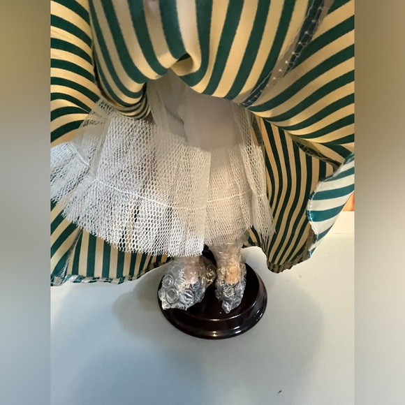 Avonlea Traditions Heritage Edition Anne of Green Gables Porcelain Doll Teacher - Picture 8 of 10